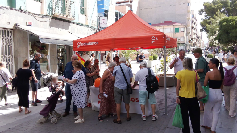 Ciudadanos Elda refuerza su presencia en la calle con una nueva jornada de participación ciudadana