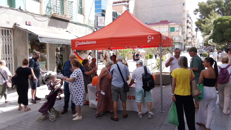 Ciudadanos Elda refuerza su presencia en la calle con una nueva jornada de participación ciudadana
