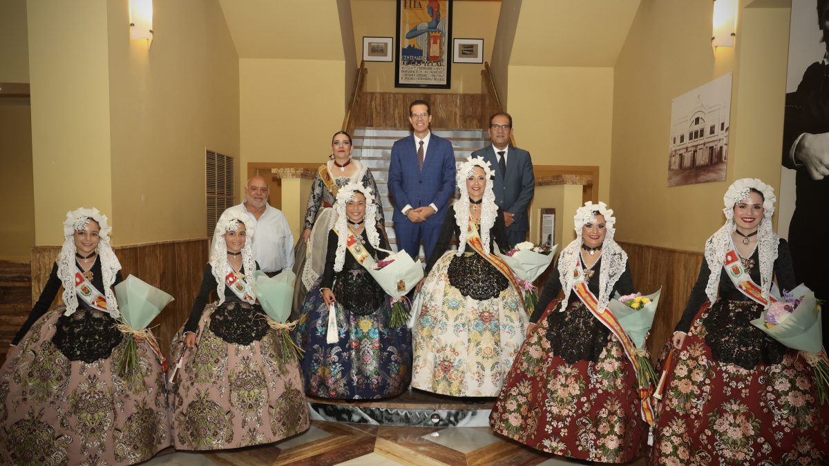 Ciudadanos Elda acompaña a las nuevas Falleras Mayores 2026 en su proclamación y reconoce la labor de toda la familia fallera