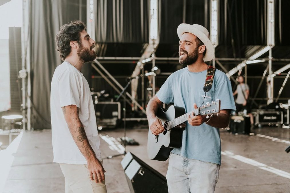 Mi hermano y yo, el dúo sevillano que nació en un viaje a la India, actuará en La Movida Sound en Barbate este mes de agosto