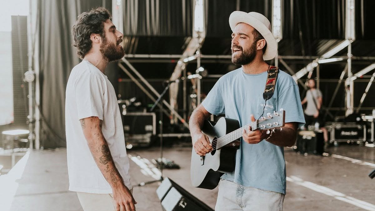 Mi hermano y yo, el dúo sevillano que nació en un viaje a la India, actuará en La Movida Sound en Barbate este mes de agosto