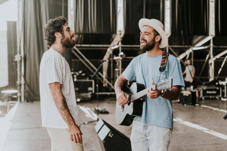 Mi hermano y yo, el dúo sevillano que nació en un viaje a la India, actuará en La Movida Sound en Barbate este mes de agosto