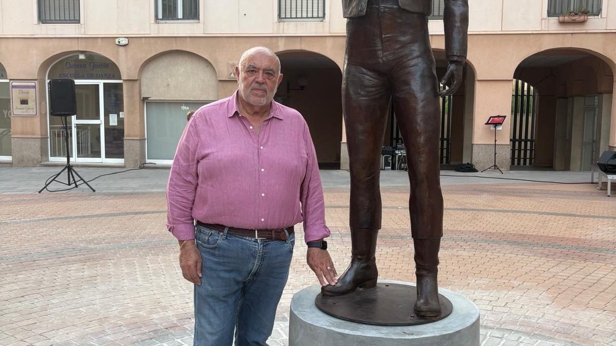 Ciudadanos Elda participa en el homenaje a Pedrito Rico y felicita públicamente al escultor eldense Carlos Martínez