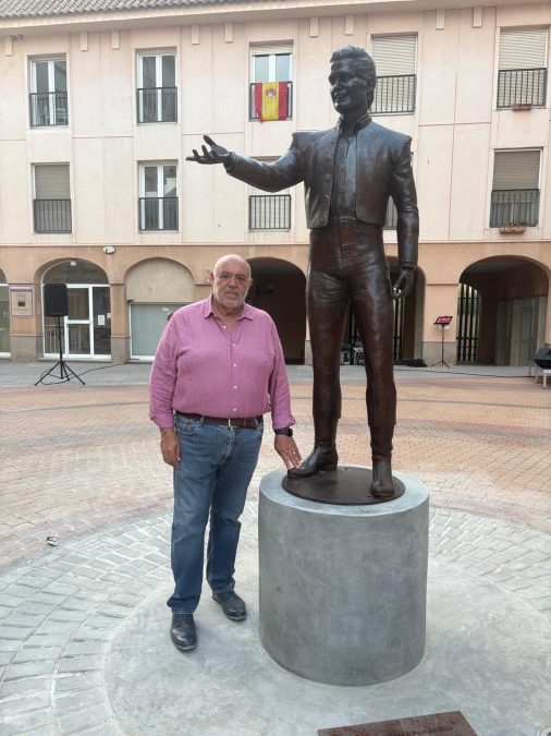 Ciudadanos Elda participa en el homenaje a Pedrito Rico y felicita públicamente al escultor eldense Carlos Martínez