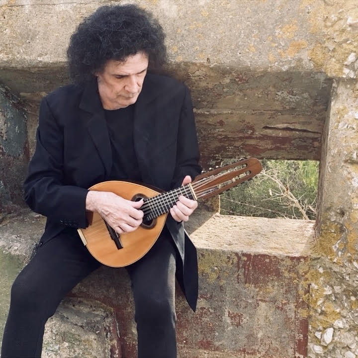 Denis Valerga, posee una dilatada carrera como músico, arreglista, ingeniero de sonido y
productor independiente.