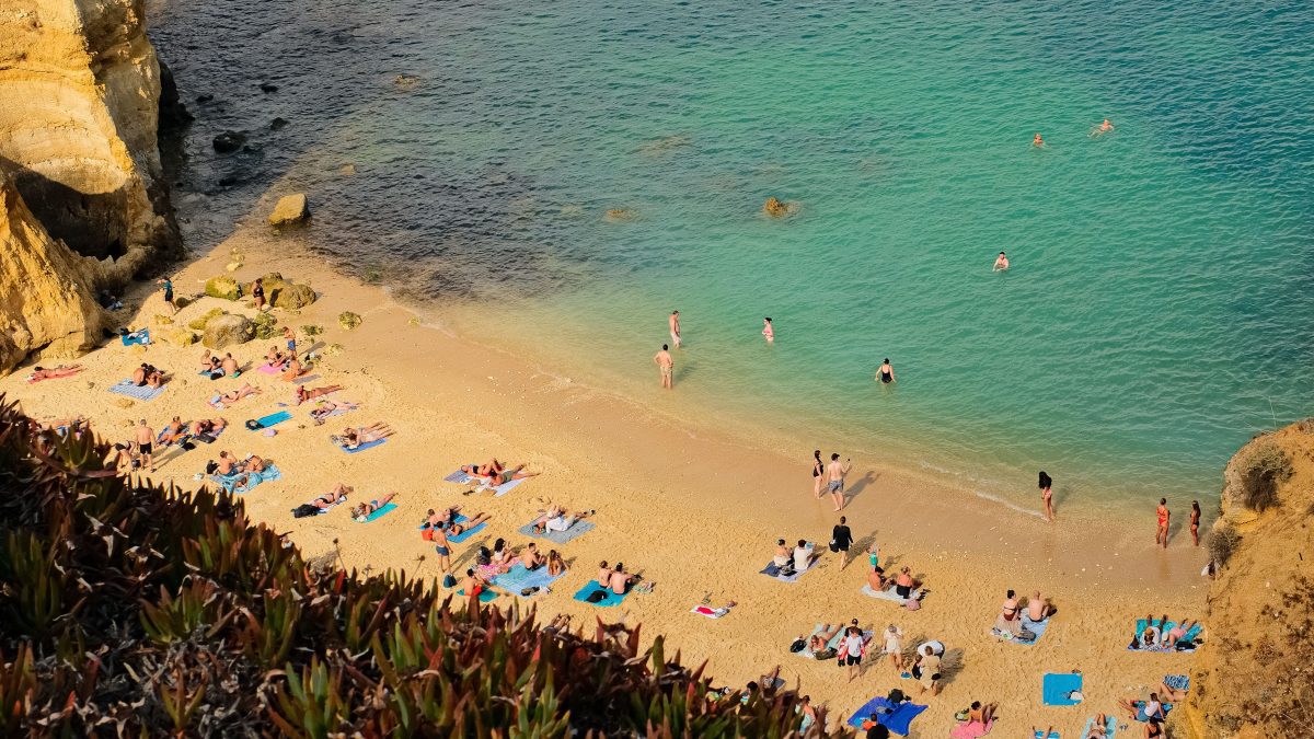 El mayor error beauty del verano ocurre entre la playa y la cena