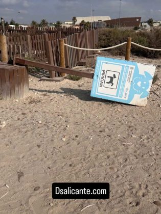 La playa canina de Agua Amarga afronta el verano entre basura, cristales y falta de mantenimiento