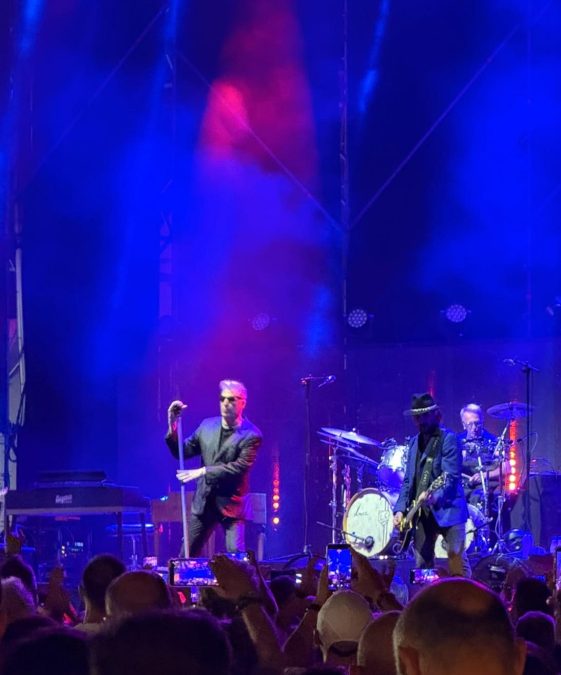 Loquillo conquista Alicante con una noche de rock, actitud y clásicos en El Muelle Live