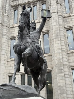 Tantas veces delante de Robert de Bruce y nunca me había parado a mirar de verdad