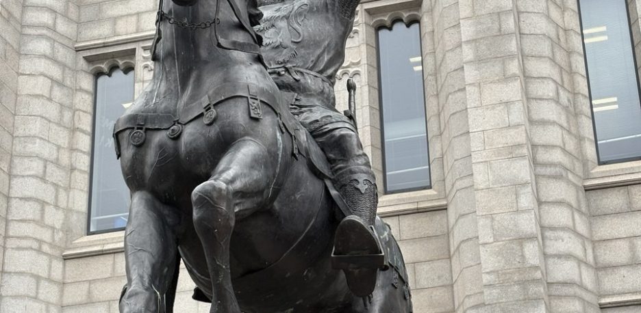 Tantas veces delante de Robert de Bruce y nunca me había parado a mirar de verdad