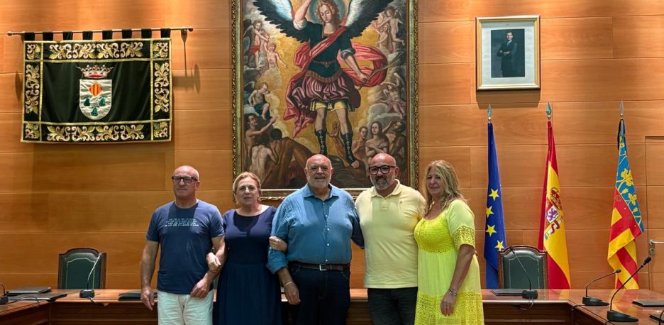 Pepe Poveda acompaña al nuevo concejal de Ciudadanos en su toma de posesión en Daya Nueva