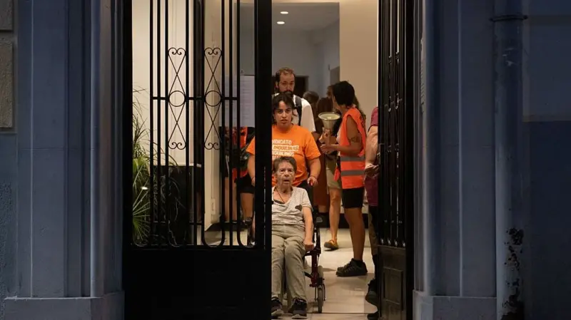 Desahucian a Maricarmen a los 87 años tras vivir siete décadas en su casa de Madrid