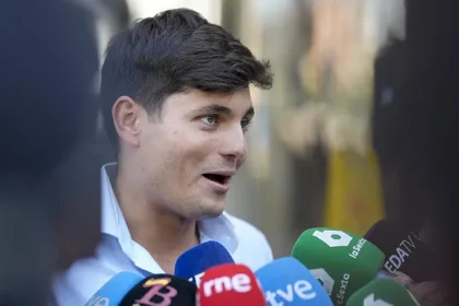 Vito Quiles pierde definitivamente su acreditación de prensa en el Congreso. PSOE y Sumar respaldaron la medida y el PP se abstuvo de votar.