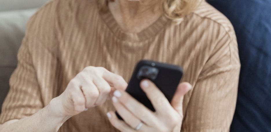 El ‘scroll’ infinito también engancha a los jubilados que encuentran en el móvil una vía de escape frente a la soledad, la ansiedad o la falta de rutinas