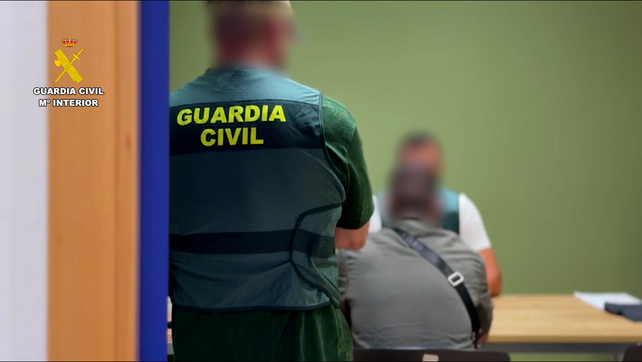 Detenidas dos personas por retener y agredir a un hombre para robarle cerca de 20.000 euros en joyas, dinero y criptomonedas en Alicante