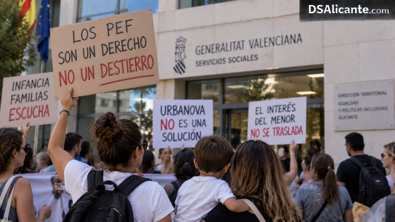 Protesta por el Punto de Encuentro Familiar de Alicante en Urbanova