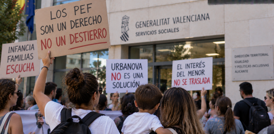 Protesta por el Punto de Encuentro Familiar de Alicante en Urbanova