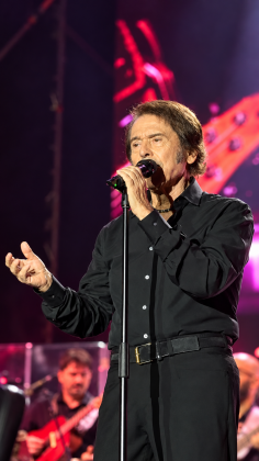 Raphael hace de Alicante su “gran noche”: emoción y clásicos frente al Mediterráneo