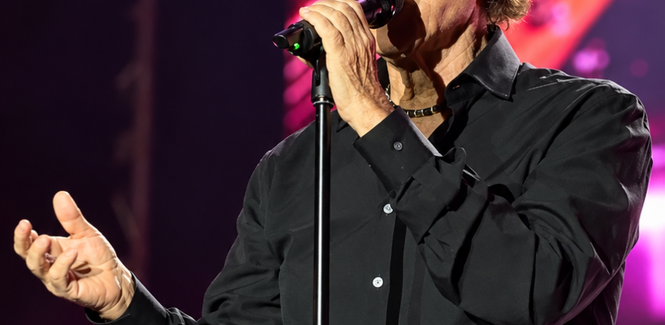 Raphael hace de Alicante su “gran noche”: emoción y clásicos frente al Mediterráneo
