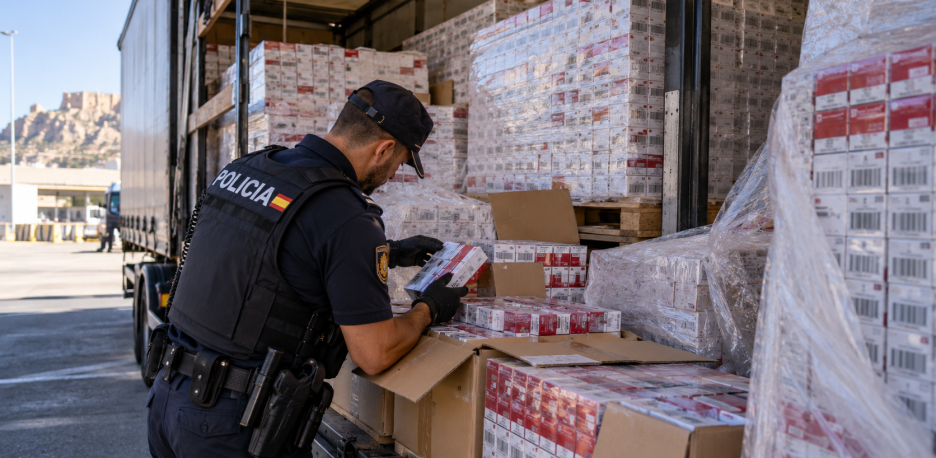 Alicante: 255.000 cajetillas de tabaco ilegal en un camión