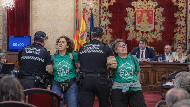 Alicante multa con 600 euros a dos mujeres por protestar en un pleno