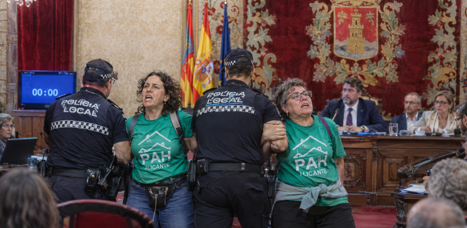 Alicante multa con 600 euros a dos mujeres por protestar en un pleno