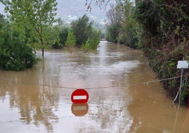 Carreteras cortadas, trenes suspendidos y más de 100.000 alumnos sin clase Carreteras cortadas, trenes suspendidos y más de 100.000 alumnos sin clase