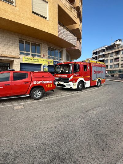 El asfalto continúa hundiéndose en una calle de Orihuela y obliga a intervenir de nuevo a Policía Local y Bomberos