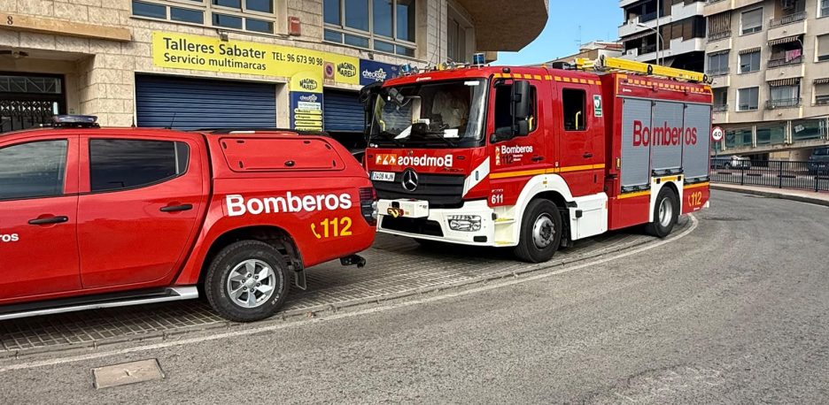 El asfalto continúa hundiéndose en una calle de Orihuela y obliga a intervenir de nuevo a Policía Local y Bomberos