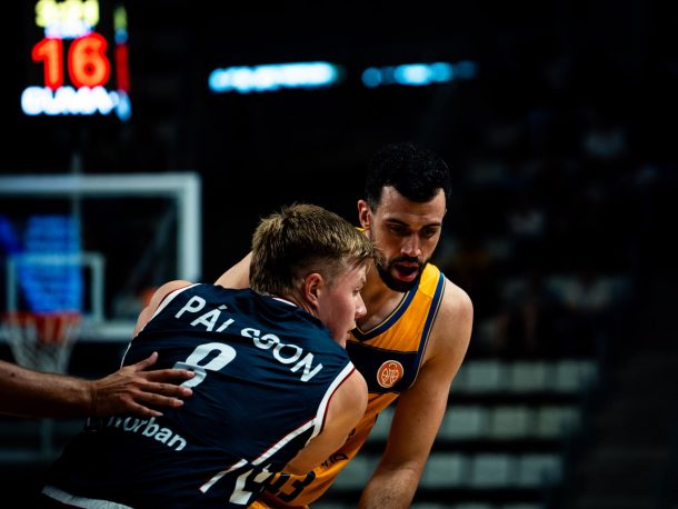 HLA Alicante y Cajasiete Gran Canaria protagonizan un partido muy disputado en la Noche Alicantina
