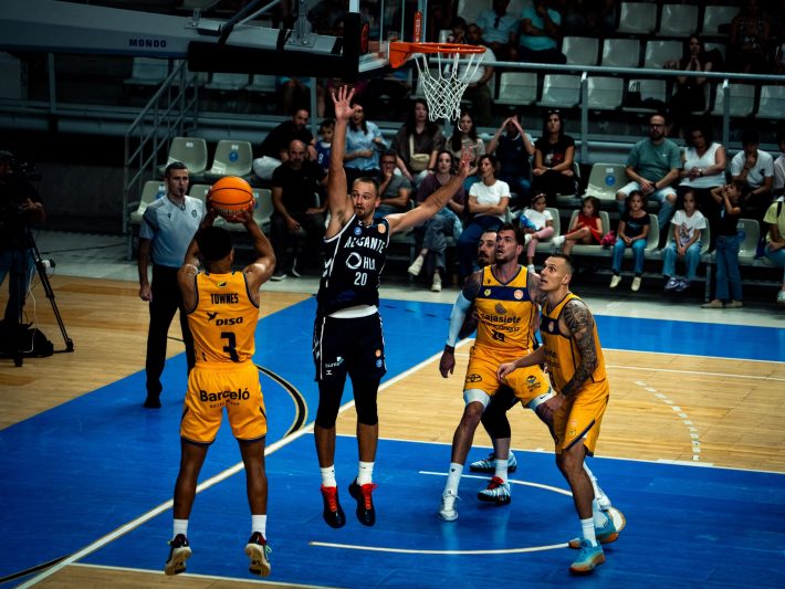 HLA Alicante y Cajasiete Gran Canaria protagonizan un partido muy disputado en la Noche Alicantina