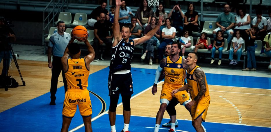 HLA Alicante y Cajasiete Gran Canaria protagonizan un partido muy disputado en la Noche Alicantina