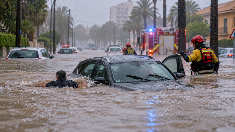 Inundaciones en Dénia: un conductor sale nadando de su coche