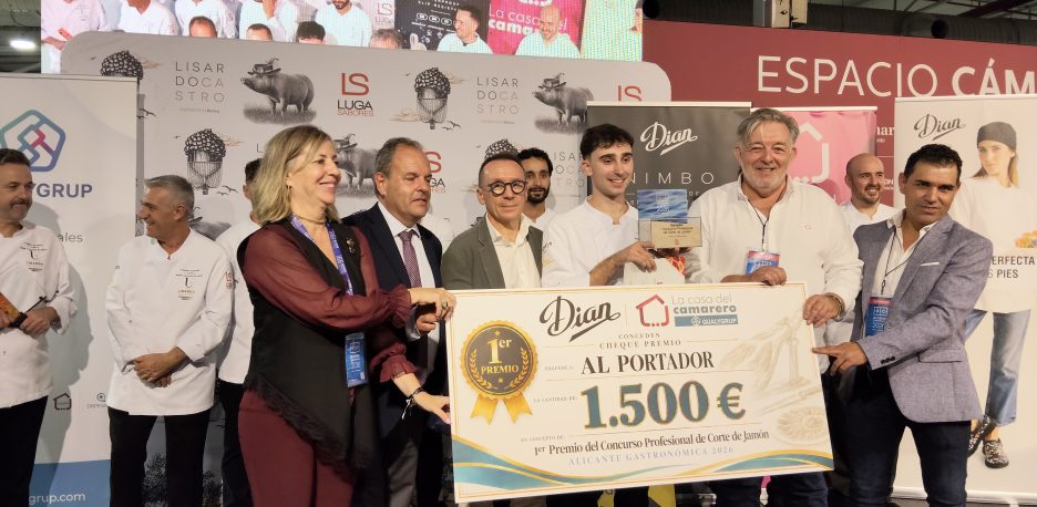 La Casa del Camarero premia al mejor cortador de jamón en Alicante Gastronómica