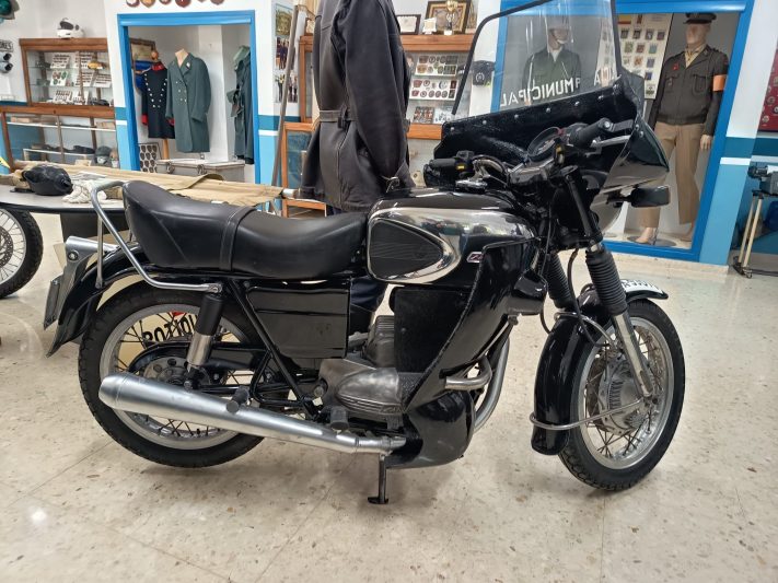 La Policía Local de Novelda recupera una motocicleta histórica para su museo con la colaboración del IES Vinalopó