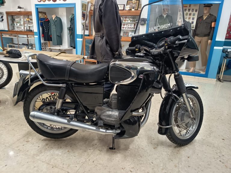 La Policía Local de Novelda recupera una motocicleta histórica para su museo con la colaboración del IES Vinalopó