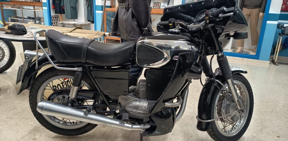 La Policía Local de Novelda recupera una motocicleta histórica para su museo con la colaboración del IES Vinalopó