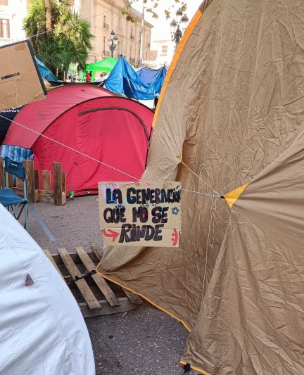 Más vale un lápiz corto que una memoria larga. 