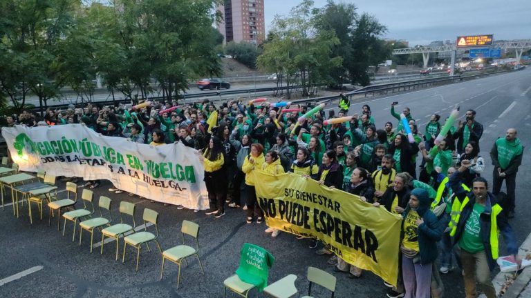 Profesorado de la educación pública no universitaria de la Comunidad de Madrid bloquea la nacional A-3