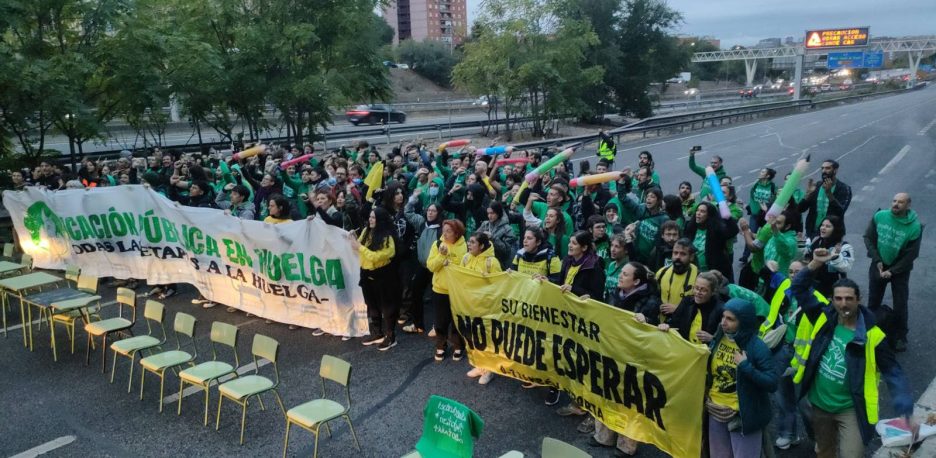 Profesorado de la educación pública no universitaria de la Comunidad de Madrid bloquea la nacional A-3