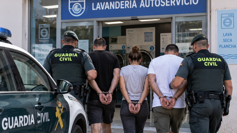 Tres detenidos por robar más de 4.000 € en lavanderías de la Marina Alta