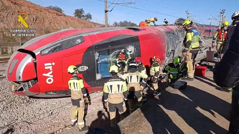 Un AVE alcanza a un tren de Iryo detenido en la provincia de Toledo